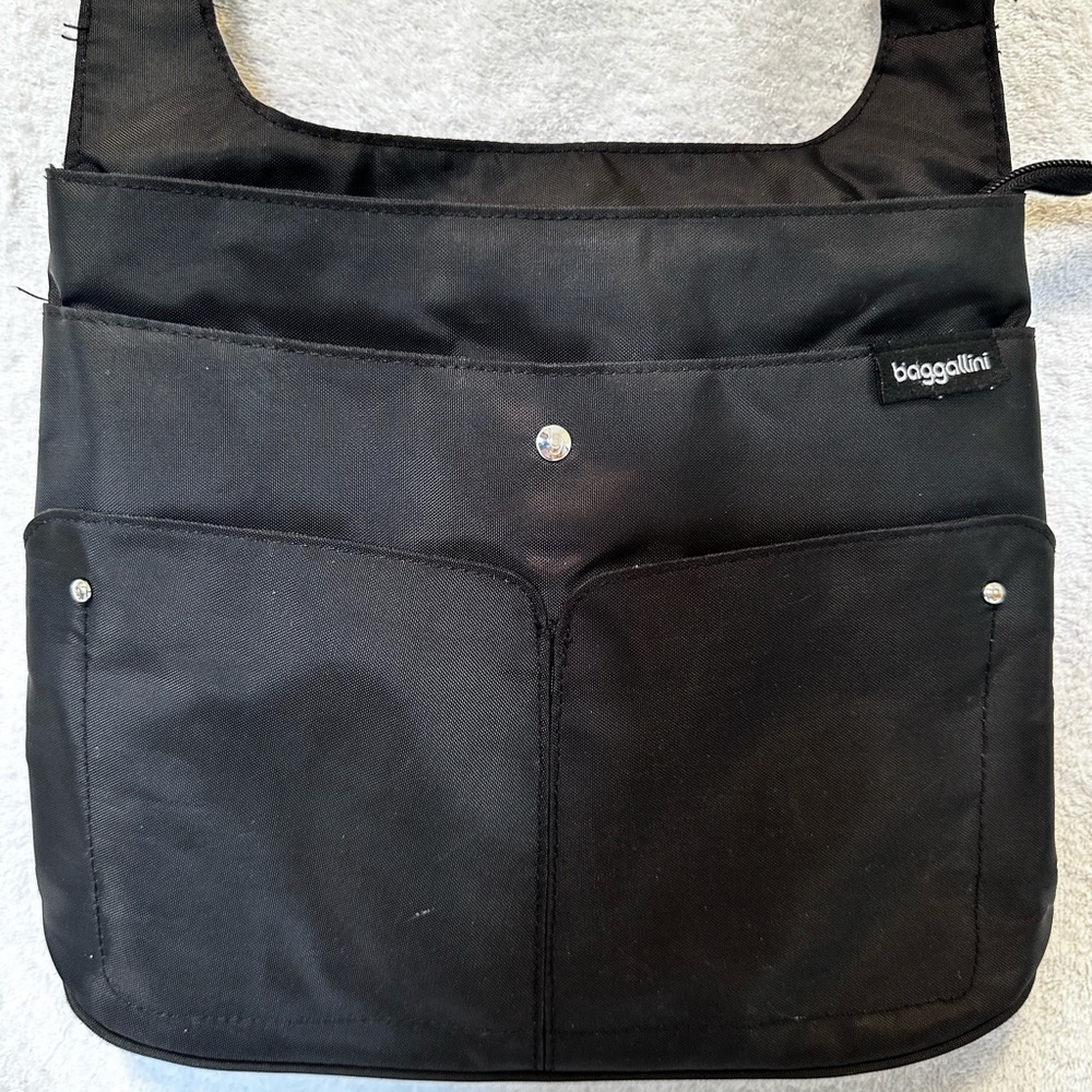 NWOT BLACK BAGGALLINI  CROSSBODY  BAG.